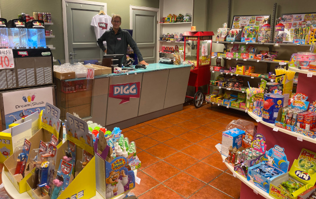Kjell are bak disken i Digg sin godteributikk i Kristiansand.